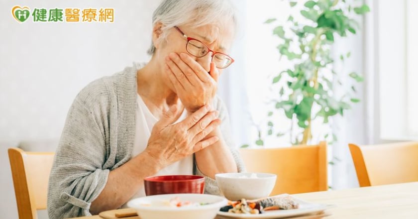 老幼飲食慎防噎食 醫揭「最新急救指引」：應先拍背