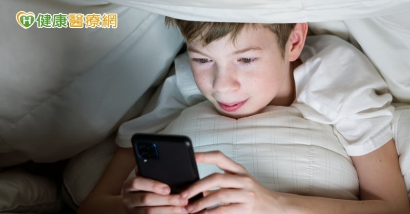 調查：國中生越晚睡，網路成癮風險越高！ 專家教「如何脫癮」而出