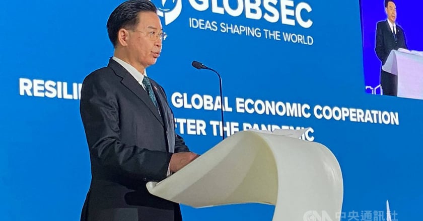 吳釗燮斯洛伐克演說 籲全球合作對抗威權
