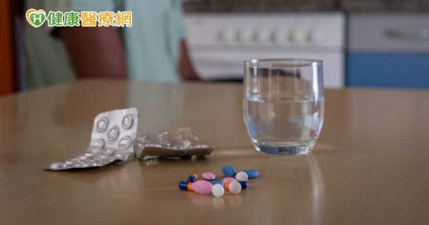 68歲翁吃胃藥配茶心悸、反胃就醫!醫曝服用胃藥應避免5類食物