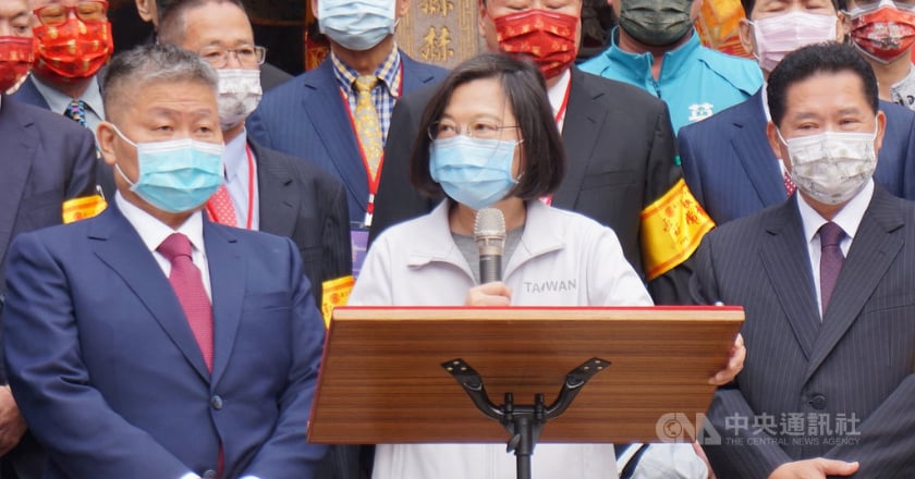 蔡英文參拜大甲媽 祈願天降甘霖