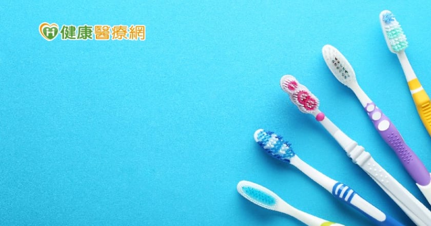 市售牙刷怎麼挑? 牙醫師教兩大選購原則