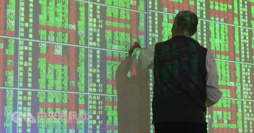 15日 MSCI台股權重雙降 下跌77.66點