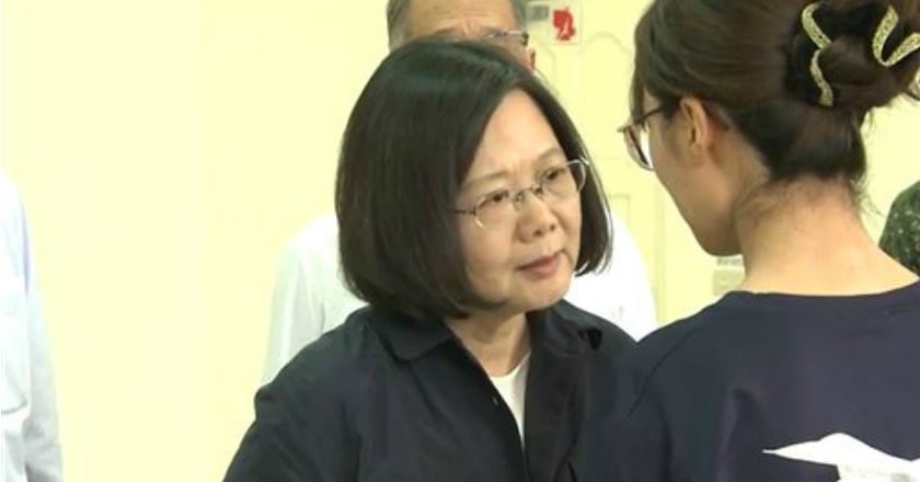 蔡英文探視飛官吳彥霆家屬　下令國防部徹查此次事件