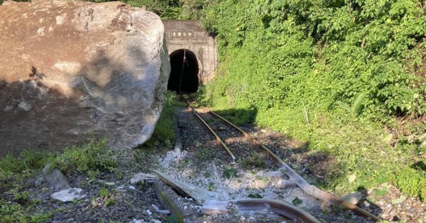 台鐵花蓮和仁至崇德段再度遭遇巨石崩落 改回單線雙向通車