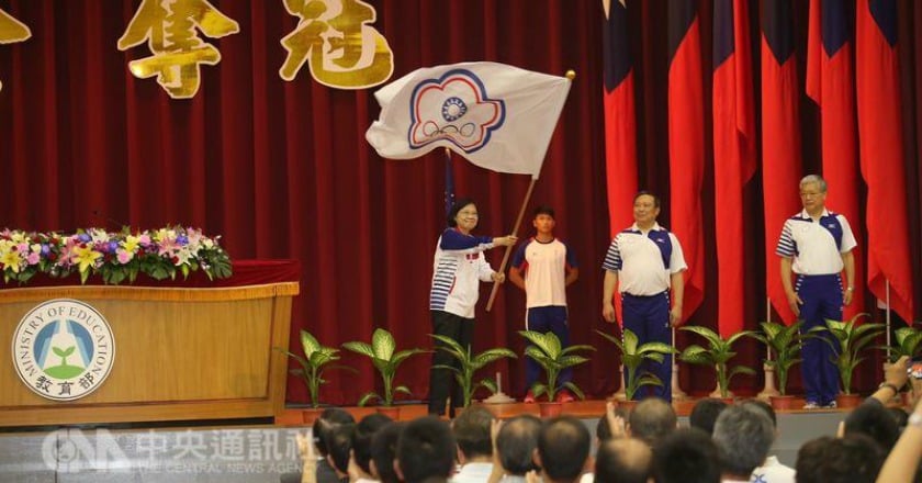 小英授旗奧運團：國手未來重要賽事都坐商務艙