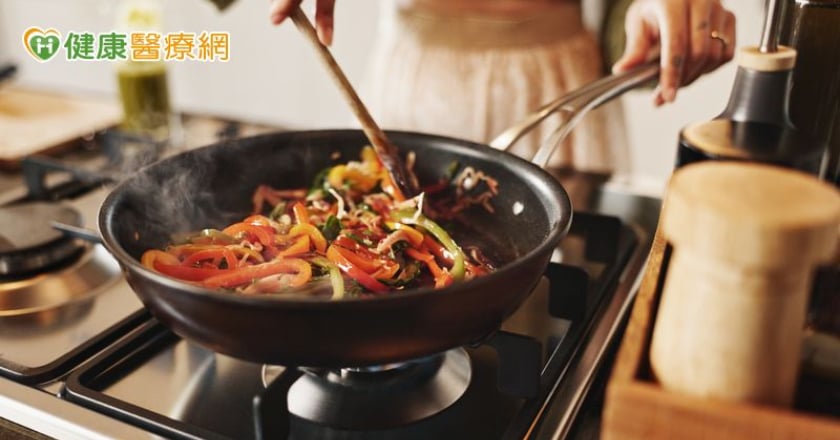 久咳不癒可能是「廚房油煙」惹禍！醫曝危害不輸二手菸 WHO列肺癌危險因子