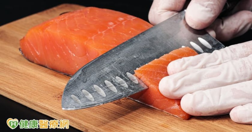 夏季爽吃生魚片、沙拉？營養師解析4大類生食風險 別把寄生蟲也吃下肚！