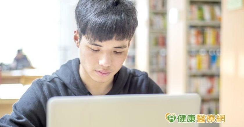 疫情間盯螢幕暴增1小時20分 國外研究:青少年增最多