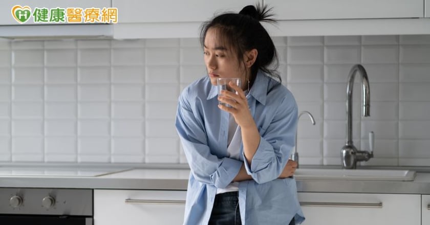 頭痛、焦慮可能是因「水喝不夠」！醫：缺水牽動全身 這些器官都受影響