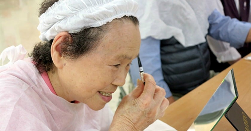樂齡退休展活力 銀髮族學習化妝健康有自信