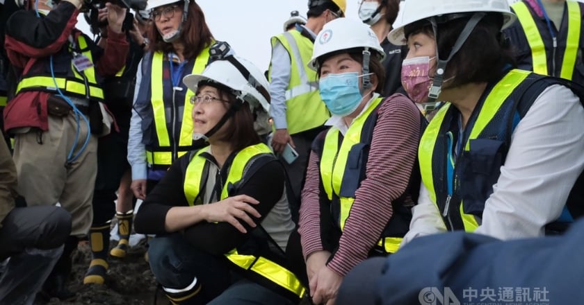 考察第三天然氣接收站 立院衛環委員會現勘大潭藻礁