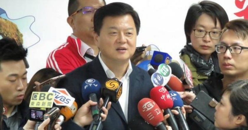 周錫瑋親赴新北市黨部 完成初選登記