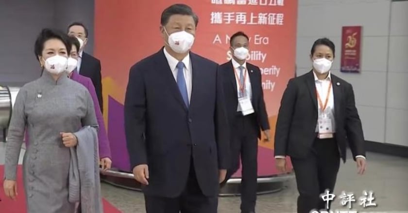 慶祝回歸25週年 習近平與彭麗媛同行抵港