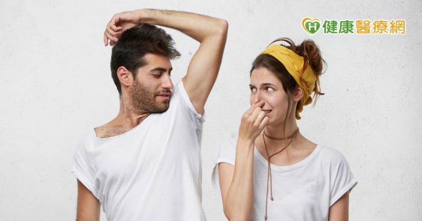 一抬手就被臭倒？　竟與「這個」有關