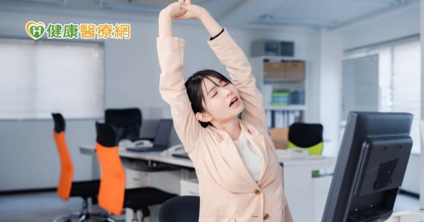 工作忙沒時間運動？5個動作上班坐著也能動 2方法助降低久坐危害