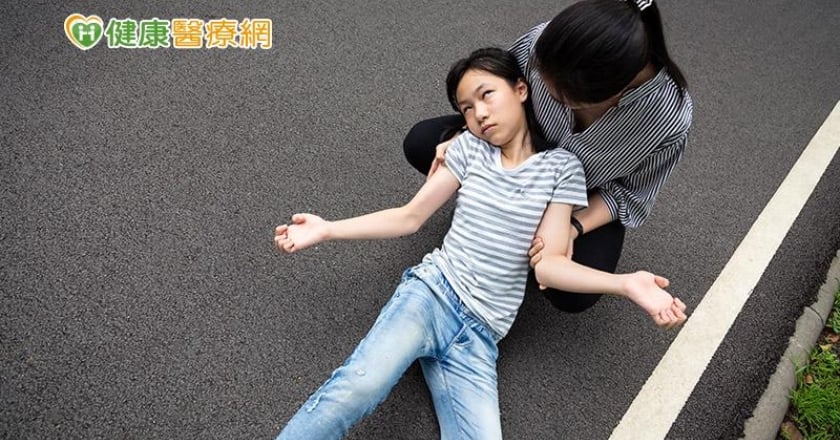 親友癲癇發作如何協助?醫師一次為你解答5大QA