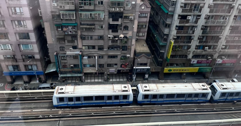 文湖線通勤尖峰列車異常人潮擠爆 北捷:已恢復正常
