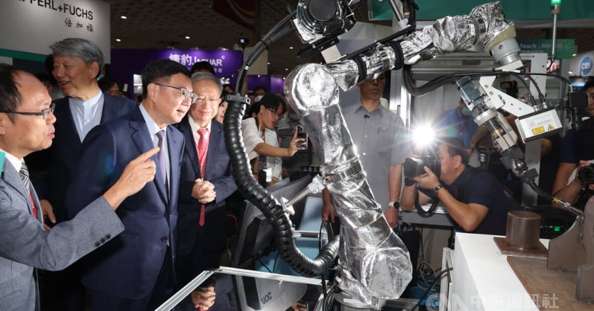 卓榮泰:機器人產業不僅商用更攸關國安 全力支持中小企業轉型