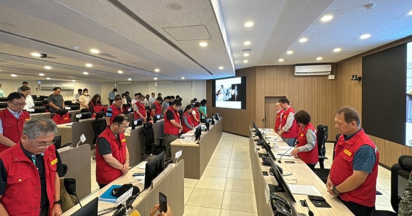 周春米率團隊為安泰醫院罹難者默哀 啟動縣內災後復原及關懷措施