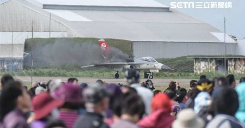 經國號表演疑遇鳥擊冒黑煙緊急降落 人機均安