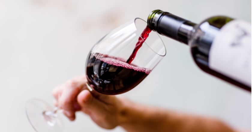 你每天都習慣來一杯嗎？　研究：愈早接觸酒精愈容易成癮