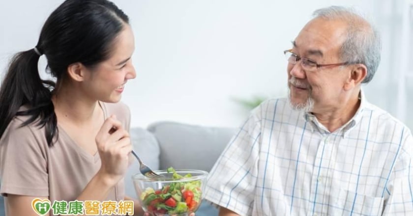 好羨慕能用嘴吃飯… 「吞嚥團隊」為84歲翁圓夢移除鼻胃管