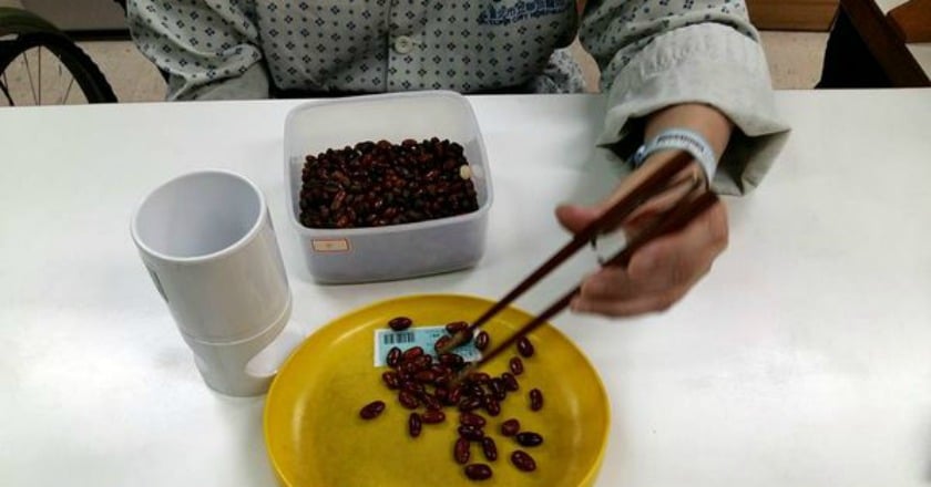 把握黃金復健期　腦中風能自己動手吃飯