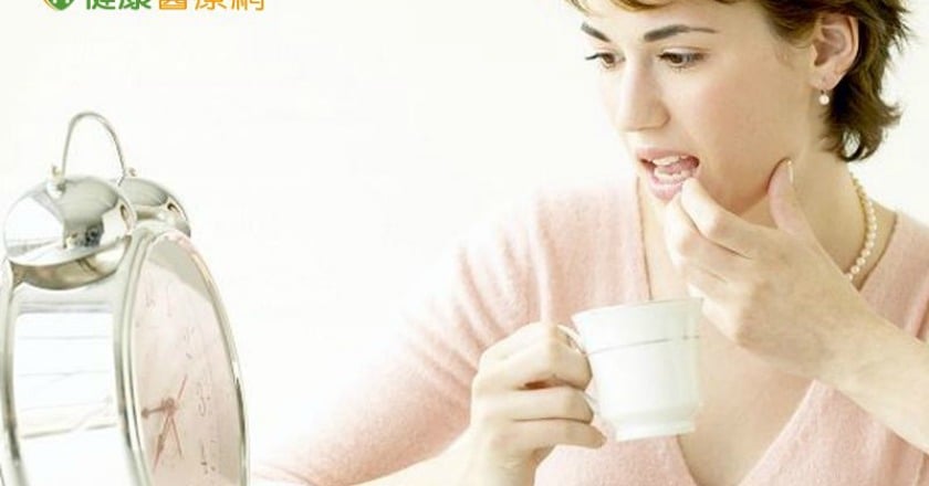 照時間、強制喝八杯水　小心水中毒！