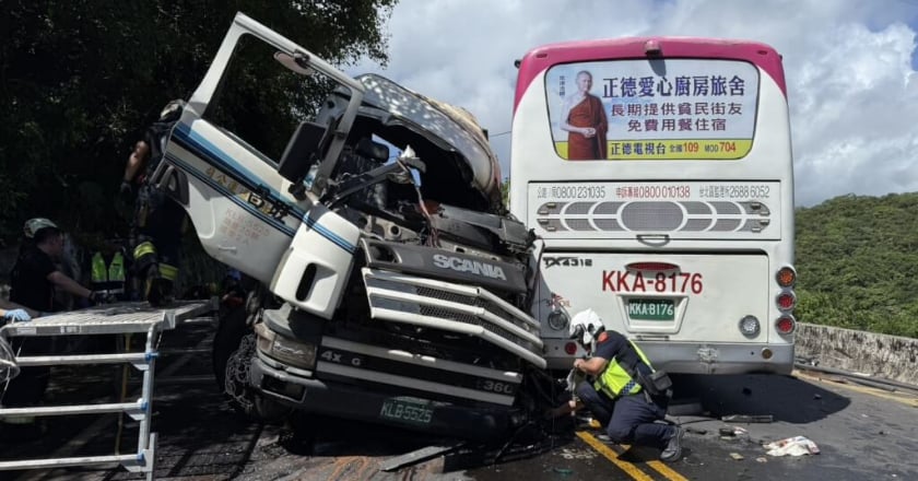 萬里車禍1死14傷 載滿鋼條大貨車撞對向國光客運釀禍