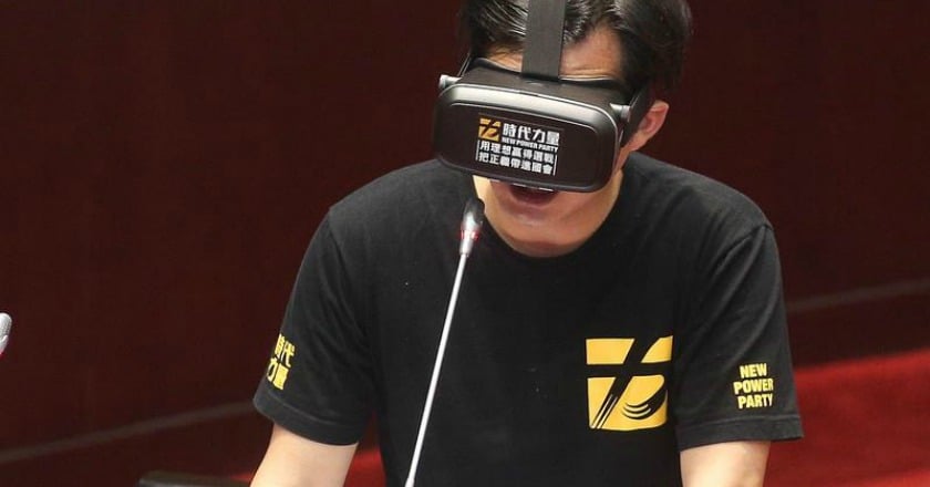 黃國昌戴VR質詢 宏達電強漲叩百元大關