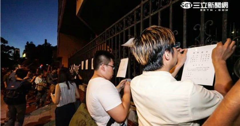 反一例一休 百名勞工用「被加班單」貼滿立院外牆