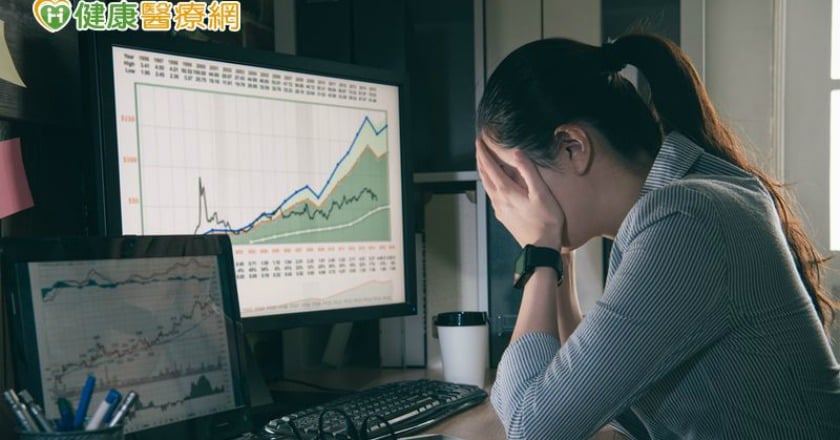 長時間肌肉緊繃　低頭族=肩頸症候群！？