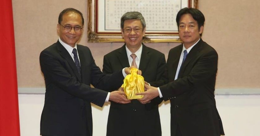 從林全手中接過印信 賴清德正式就任閣揆