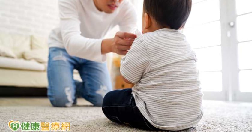 孩子變「魔鬼氈」黏踢踢？專家：多是正常發展 上學後有7現象要留意