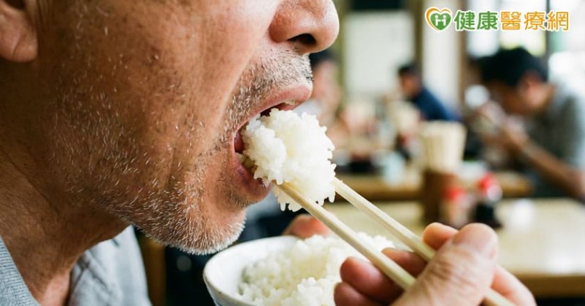 長輩吃飯變吃力？醫教「健口操」提升咀嚼力
