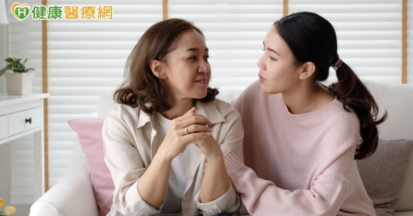 親友陷憂鬱焦慮該如何陪伴？這「五急救步驟」化解危機