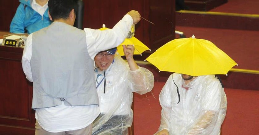 議員噴水模擬下雨 柯文哲戴頭頂傘備詢