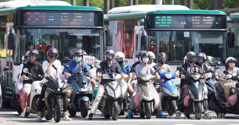 高溫炎熱 北市啟動熱浪預警機制 並調整740處紅燈秒數
