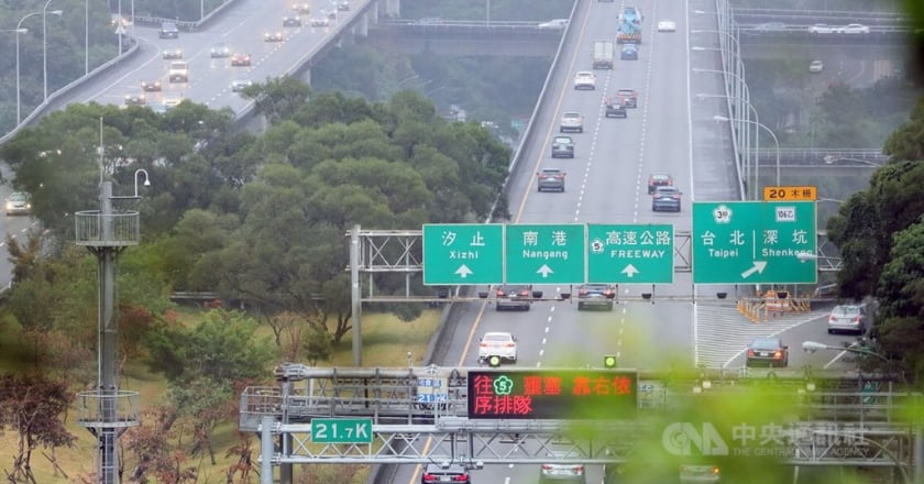 元旦連假收假　國道午後多起追撞回堵