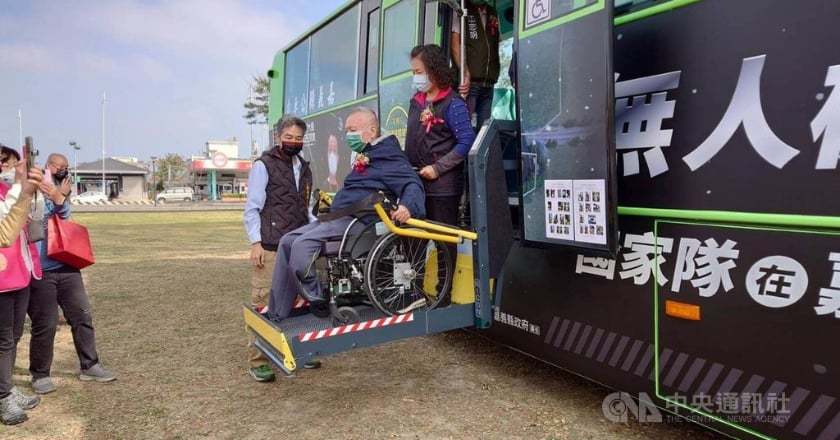 嘉縣增10輛復康公車　服務長者與身障者