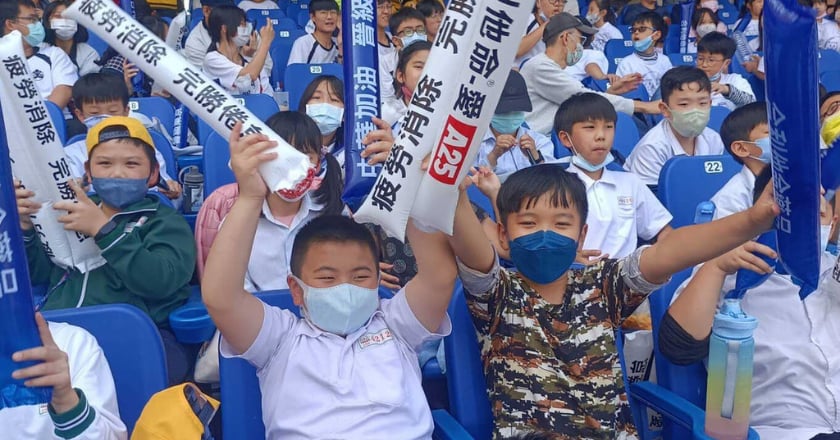 感受經典賽狂熱　中市府邀7000多名師生進場挺棒球