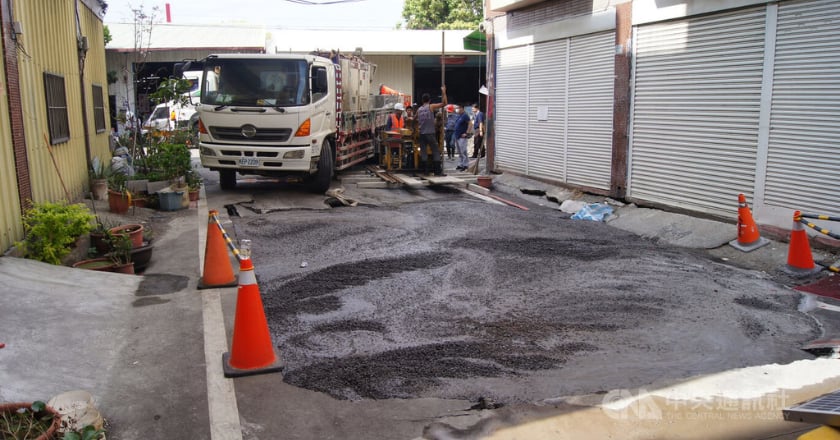 彰化市路面塌陷原因不明 11車混凝土灌漿搶救