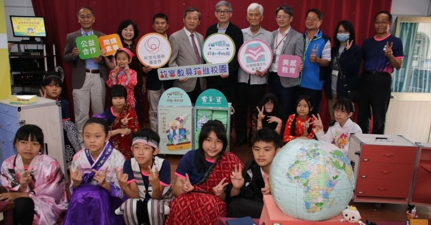 故宮國寶進校園 複製品教具箱推動文化藝術扎根
