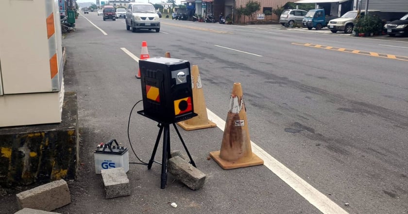 台東卑南省道架模擬測速照相器  警：效果如警察人形立牌