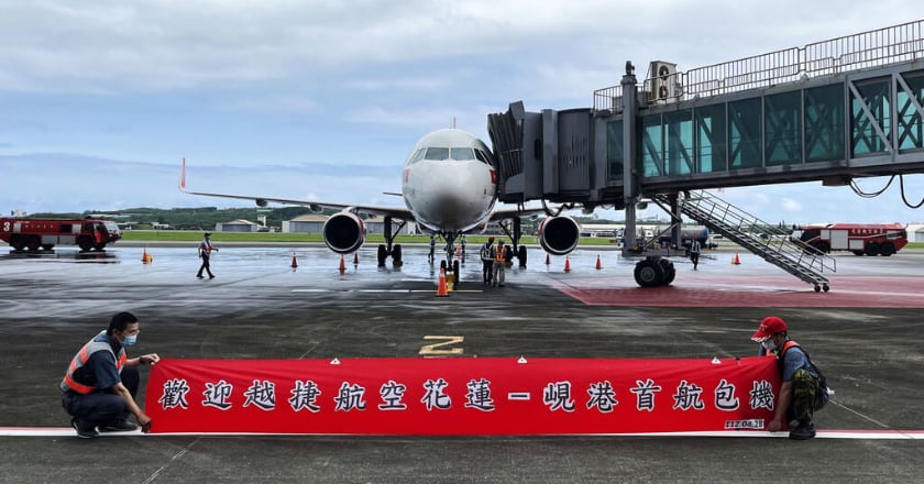 花蓮喜迎解封後首架國際航班　原民舞團熱情接機