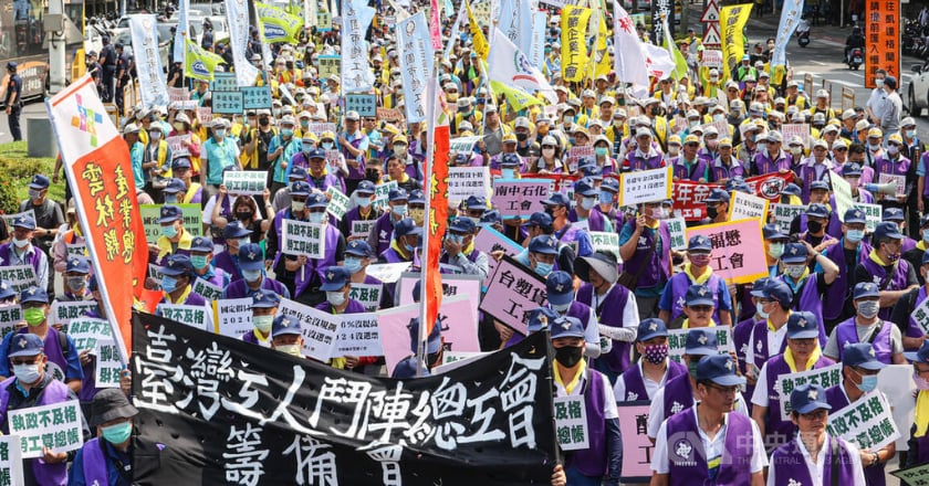 五一大遊行 勞工上街高喊算8年執政總帳