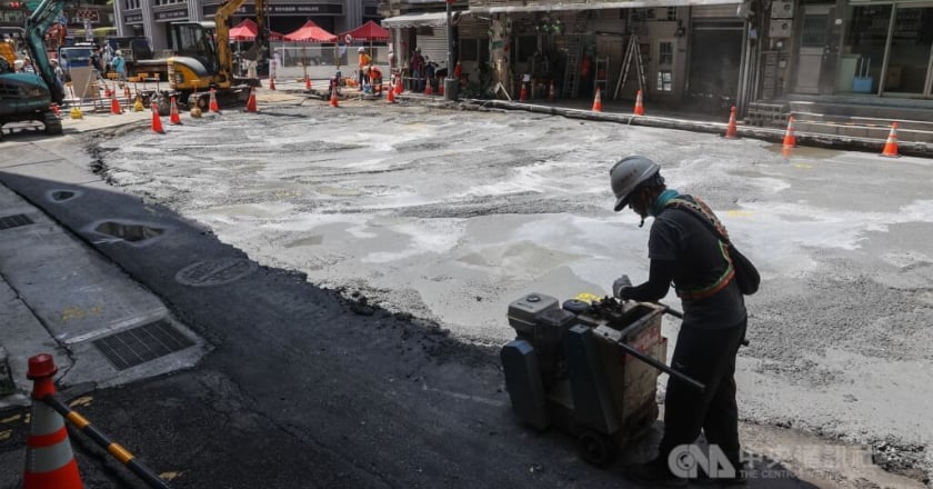 北市南京西路天坑填平 估晚間11時北側雙向通車