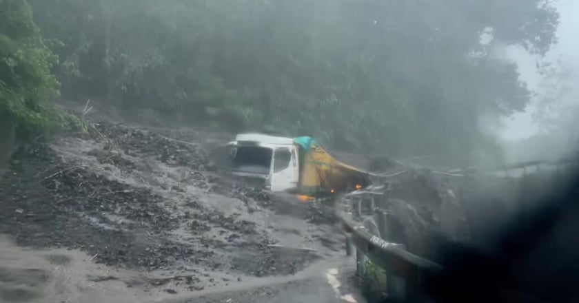 南投仁愛雨彈狂襲　力行產業道路多處坍方大貨車陷土石泥流
