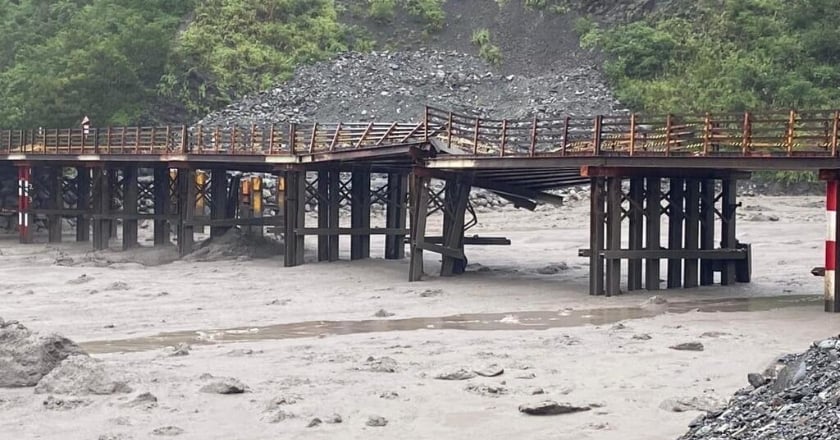 山區雨勢不斷山坡土石崩落 籲短期內勿前往旅遊